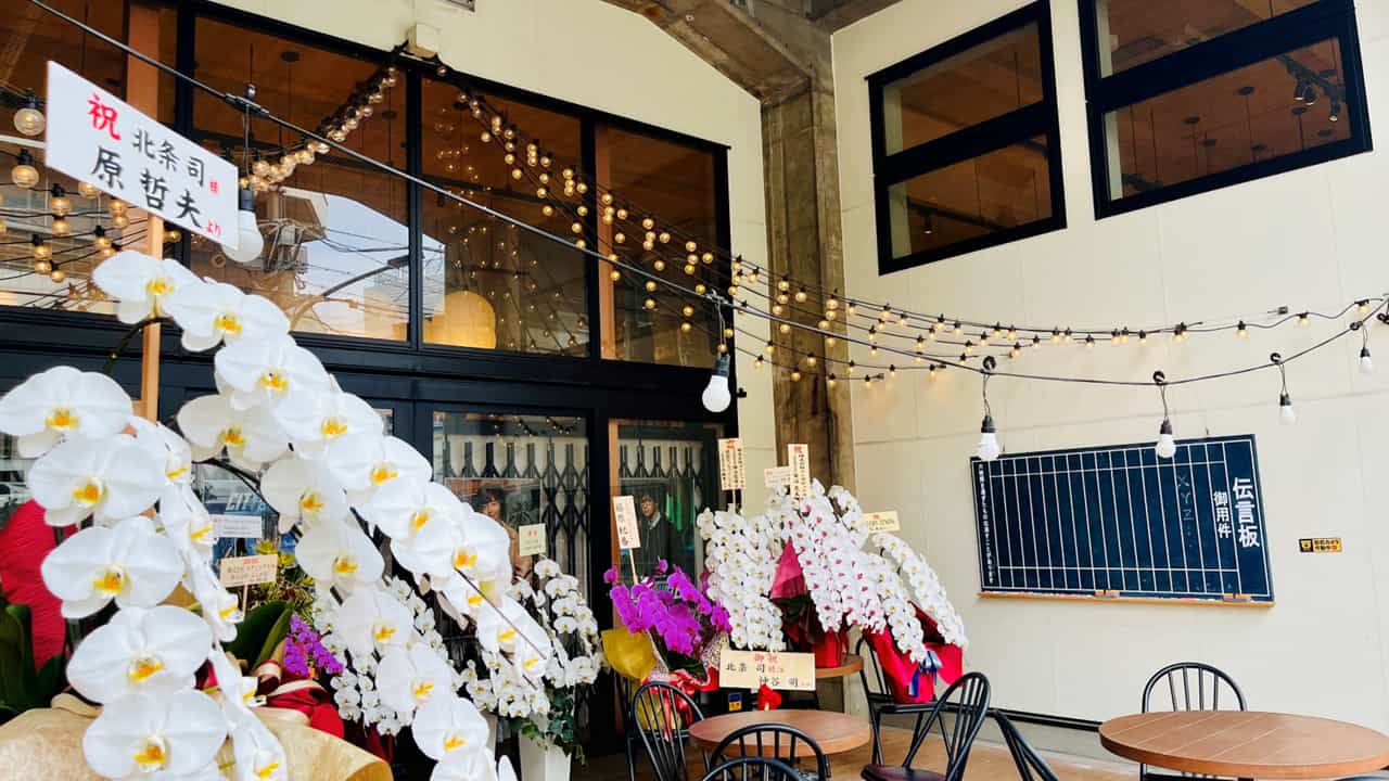 著名な方々からのお花、その先には「XYZ」と書きたくなる伝言板も