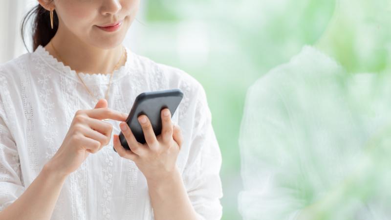スマートフォンを操作する女性