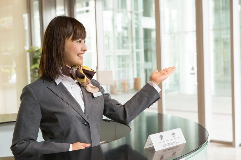 案内をする受付の女性