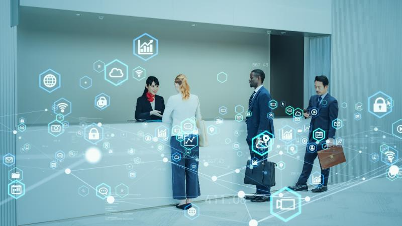 受付に並ぶ人々とテクノロジーのイメージ